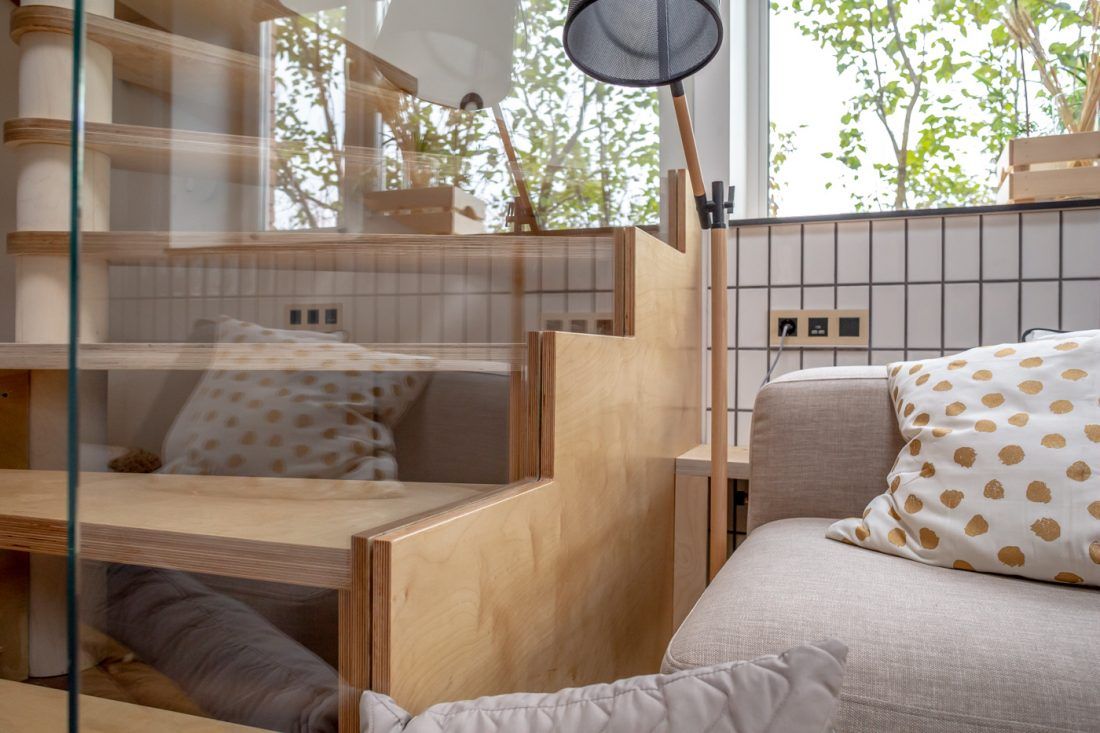 Гостинная-хокку с бамбуковым камином и обоями Khroma Zoom в программе "Дачный ответ"