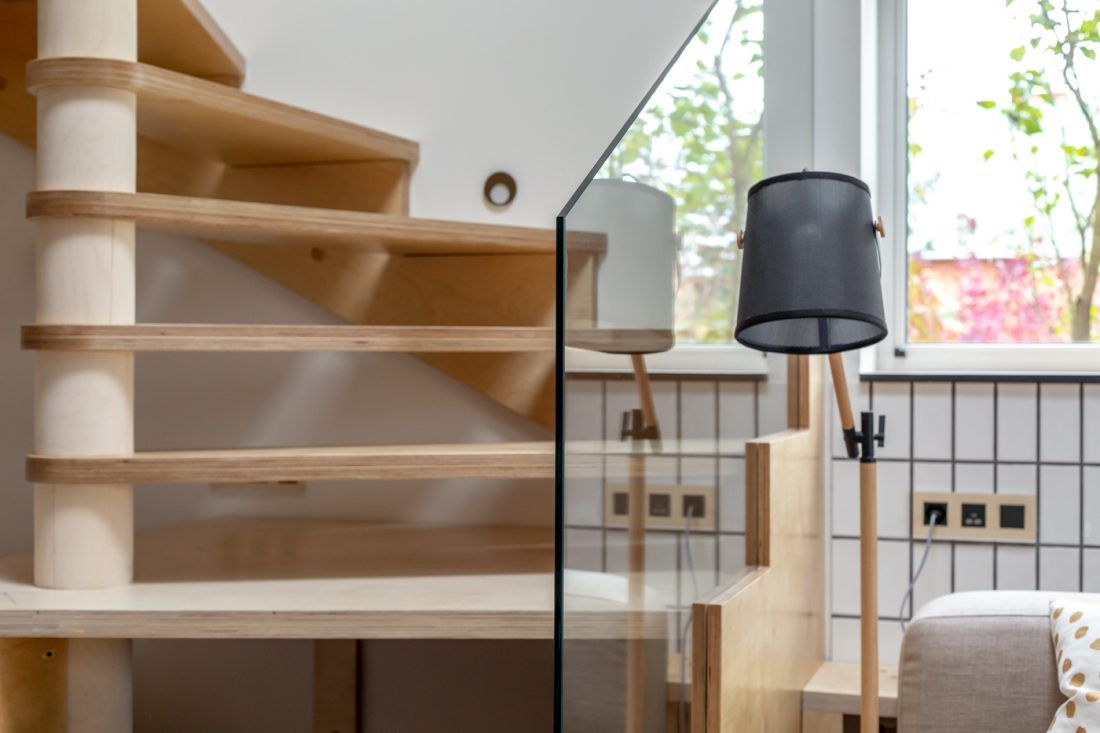 Гостинная-хокку с бамбуковым камином и обоями Khroma Zoom в программе "Дачный ответ"