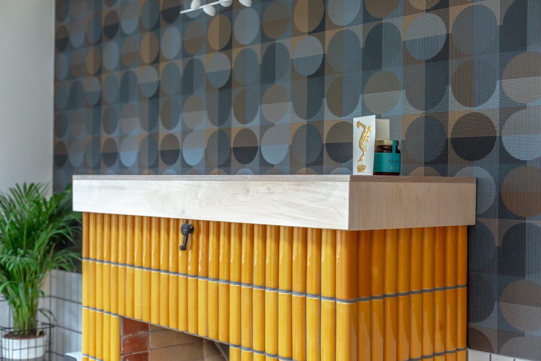 Гостинная-хокку с бамбуковым камином и обоями Khroma Zoom в программе "Дачный ответ"