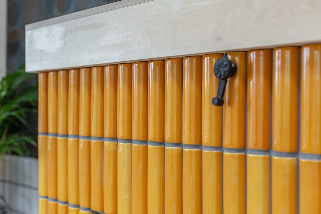 Гостинная-хокку с бамбуковым камином и обоями Khroma Zoom в программе "Дачный ответ"