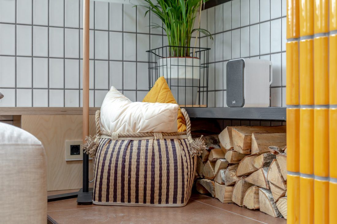 Гостинная-хокку с бамбуковым камином и обоями Khroma Zoom в программе "Дачный ответ"