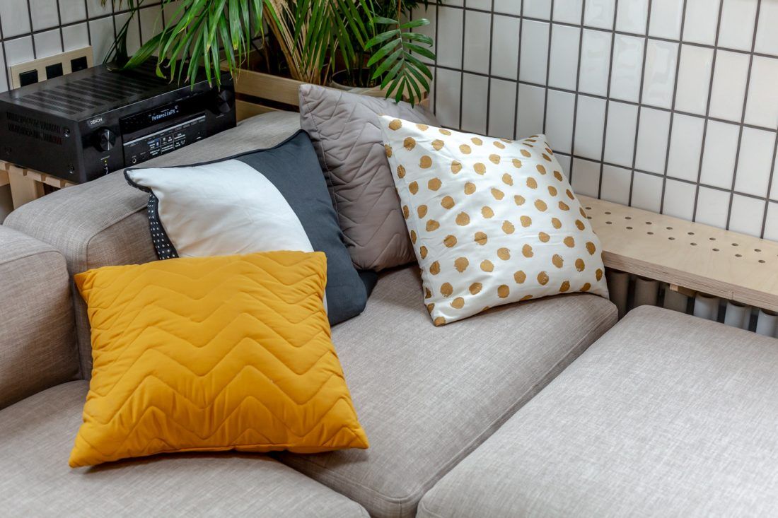 Гостинная-хокку с бамбуковым камином и обоями Khroma Zoom в программе "Дачный ответ"