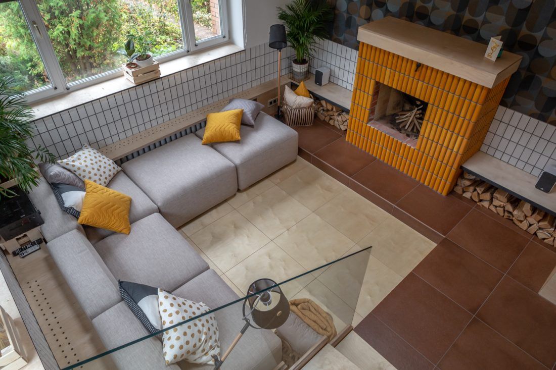 Гостинная-хокку с бамбуковым камином и обоями Khroma Zoom в программе "Дачный ответ"