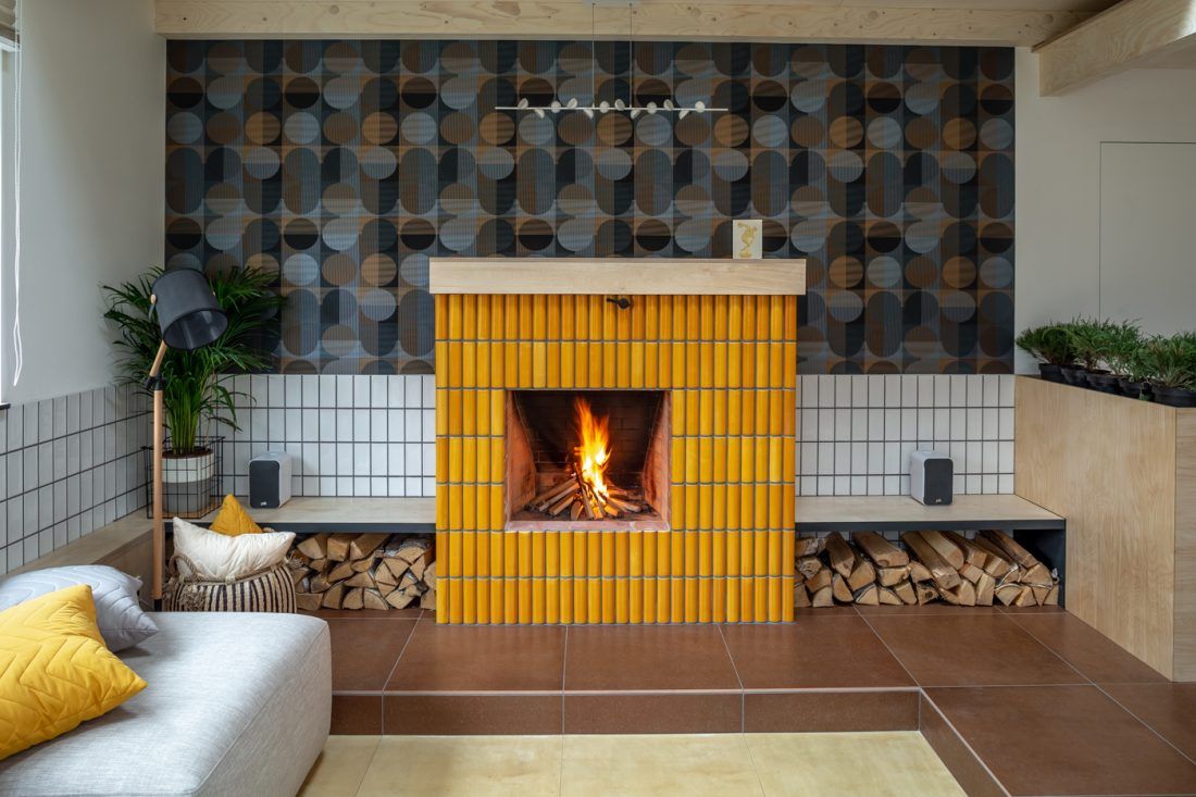 Гостинная-хокку с бамбуковым камином и обоями Khroma Zoom в программе "Дачный ответ"