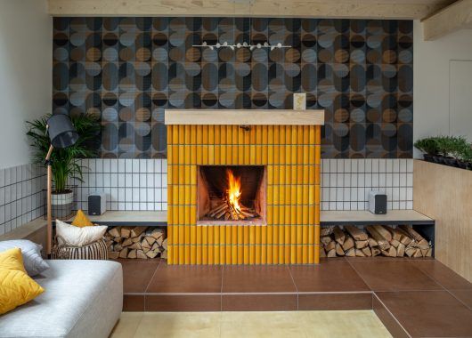 Гостинная-хокку с бамбуковым камином и обоями Khroma Zoom в программе "Дачный ответ"