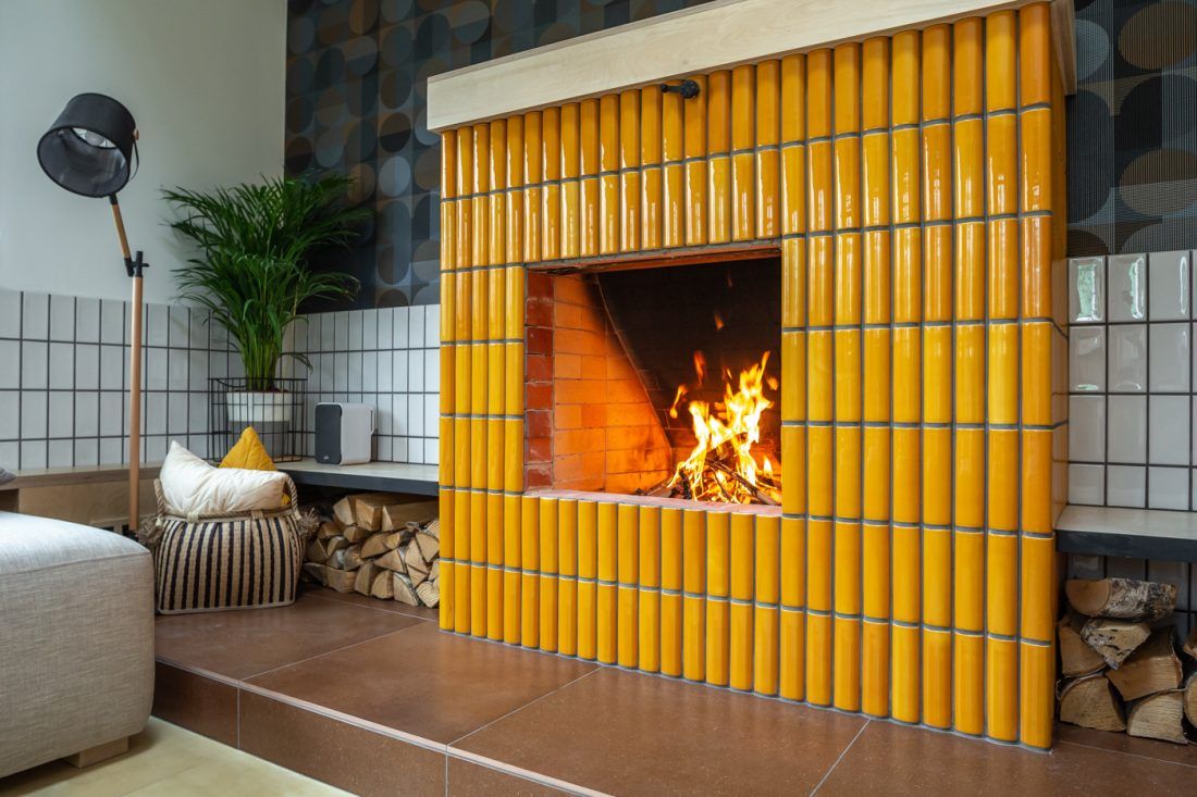 Гостинная-хокку с бамбуковым камином и обоями Khroma Zoom в программе "Дачный ответ"