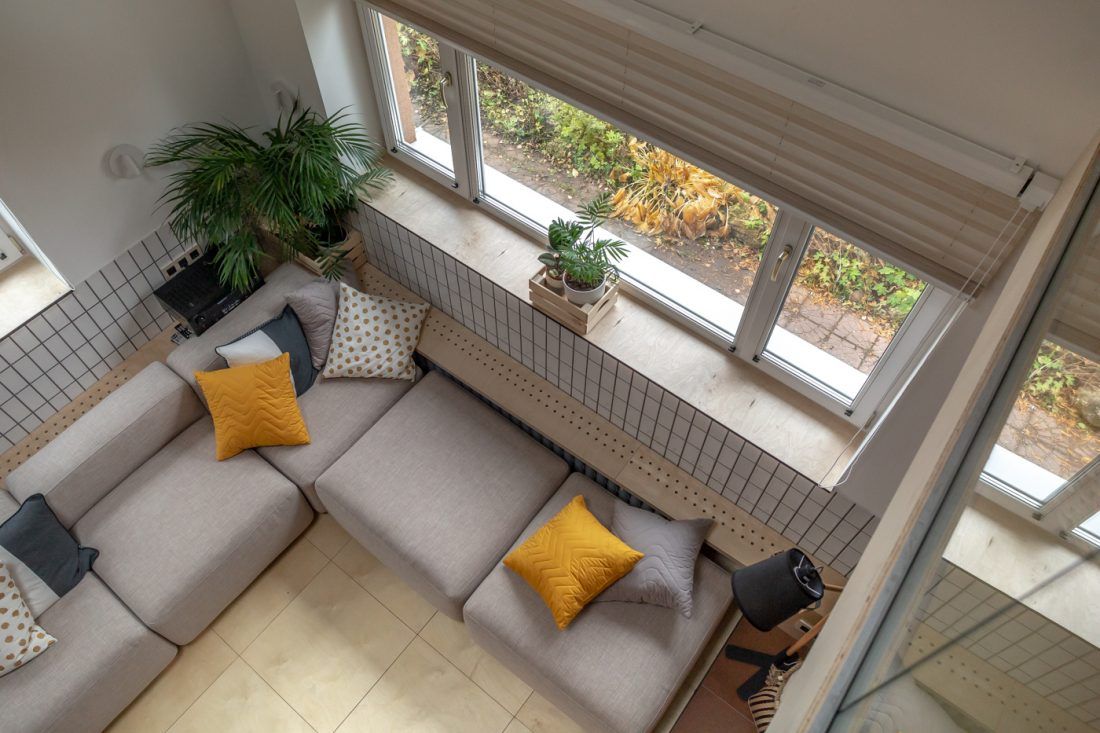 Гостинная-хокку с бамбуковым камином и обоями Khroma Zoom в программе "Дачный ответ"