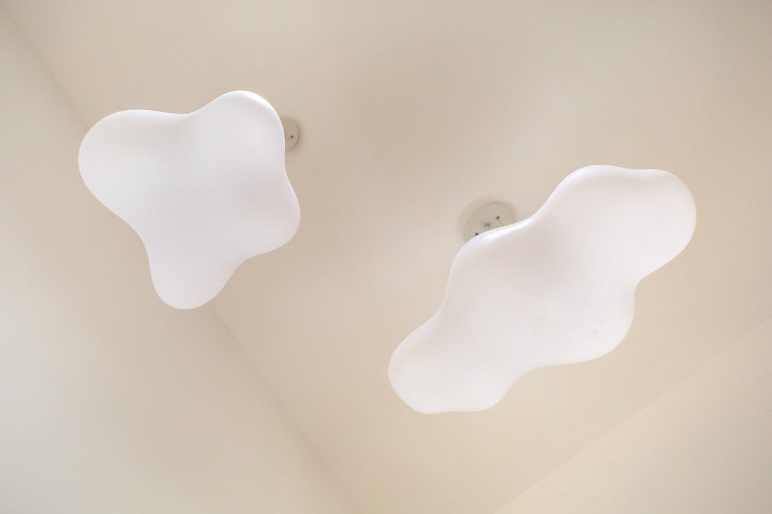 Гостинная-хокку с бамбуковым камином и обоями Khroma Zoom в программе "Дачный ответ"