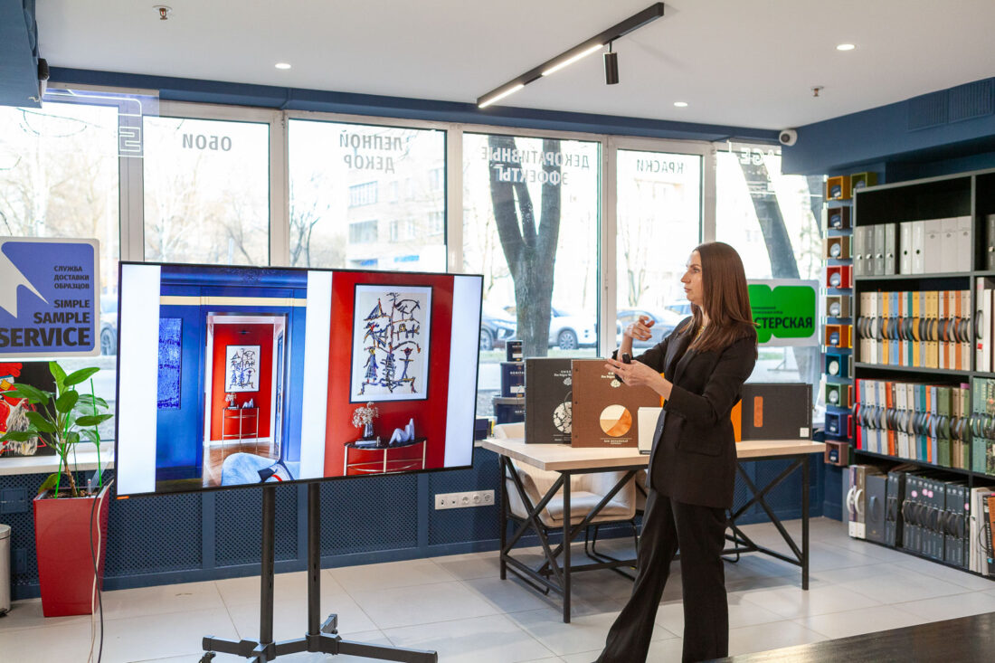 Алиса Шабельникова читает лекцию о дизайне интерьера