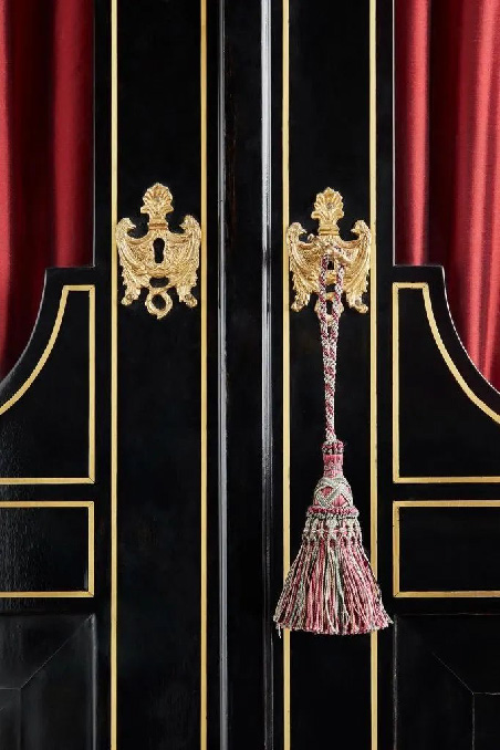 Атрибуты стиля ампир
Черная дверь с золотыми ручками