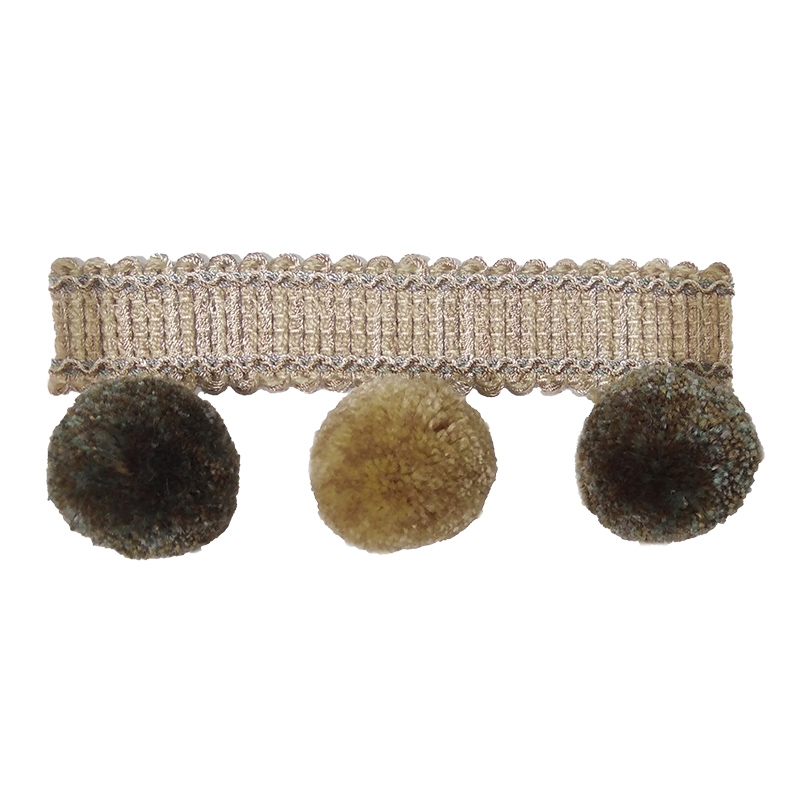 Бежевая декоративная тесьма для штор с тремя объёмными помпонами в природной гамме: оливковом, песочном и тёмно‑зелёном оттенках.