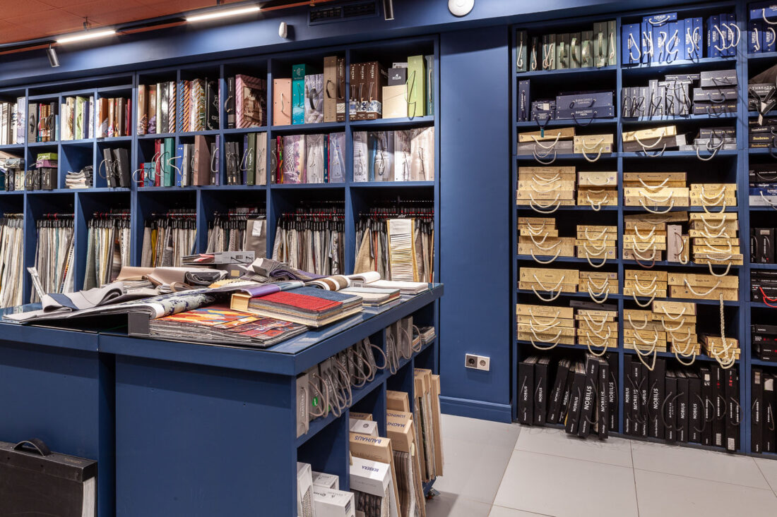 Стеллажи с каталогами тканей и большой рабочий стол с образцами в дизайн‑центре Ампир Декор на Автозаводской.